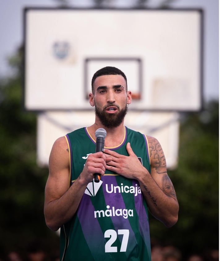 Imagen secundaria 2 - Chris Duarte conquista el corazón de la 'Marea Verde' en su llegada a Málaga